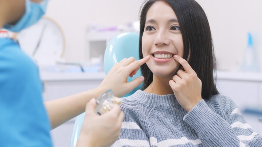 Woman talk to an endodontist.